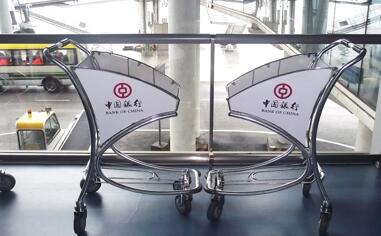 鄭州新鄭國(guó)際機(jī)場(chǎng)T3航站樓內(nèi)手推車