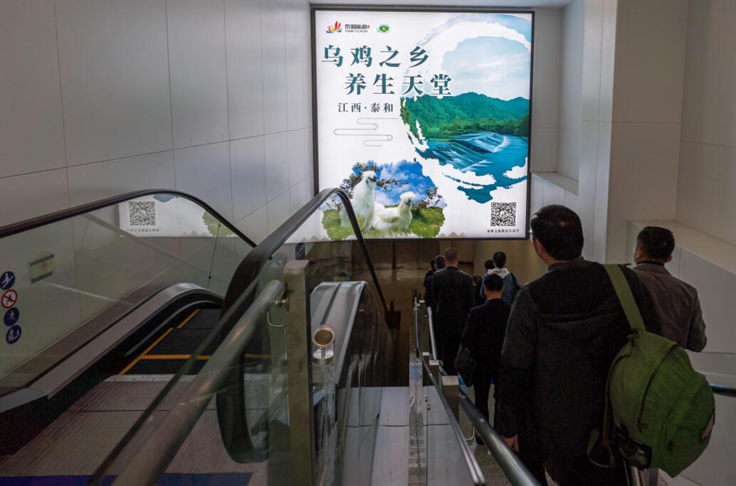 乌鲁木齐地窝堡机场国内国际机场到达刷屏机广告