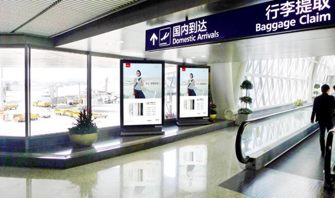 珠海金湾机场国内到达行李提取大厅下电梯正迎面led广告