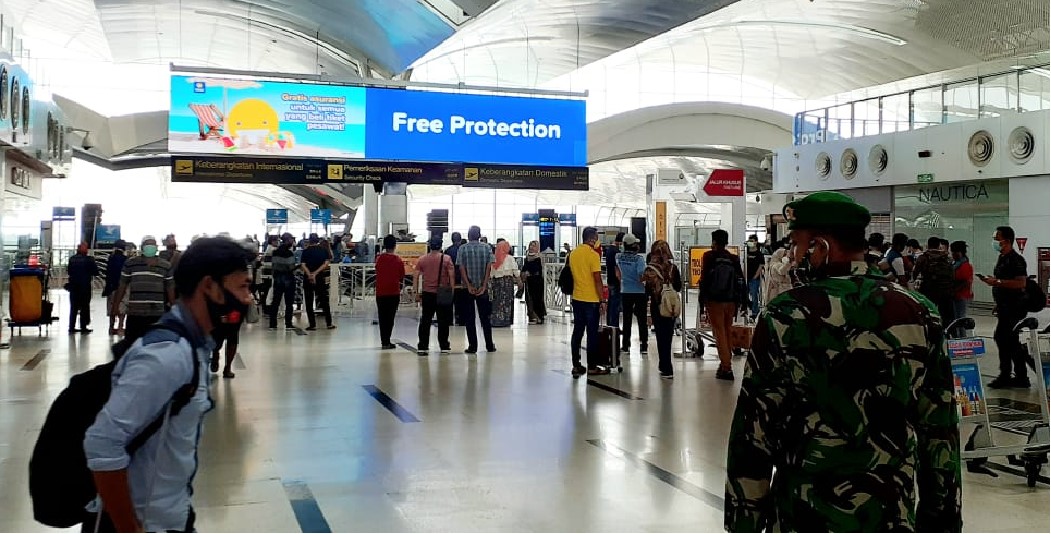 北京大兴国际机场T2到达夹层至行李提取滚梯旁led大屏广告