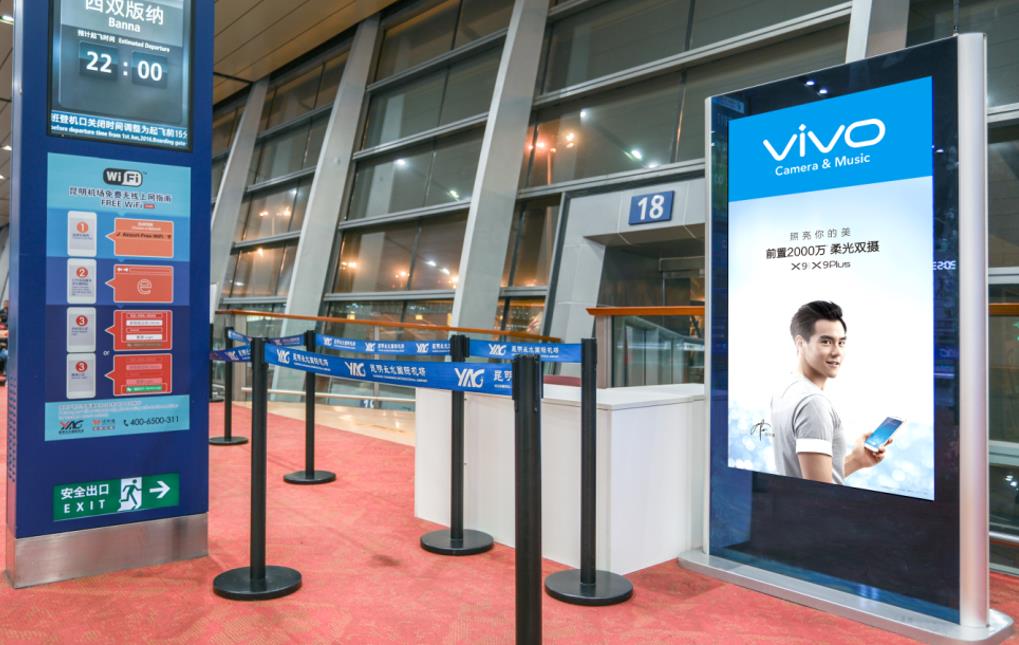 北京机场国内到达行李提取大厅下电梯正迎面led广告