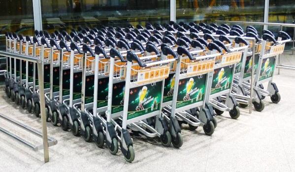 長沙黃花國際機(jī)場航站樓安檢外小手推車