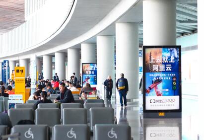 成都双流国际机场国内出发大厅安检正迎面led广告