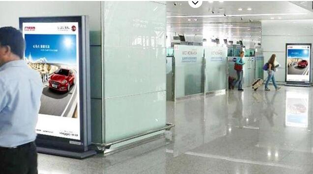珠海金湾机场T3C一层国内出发 通廊步道上方电子刷屏