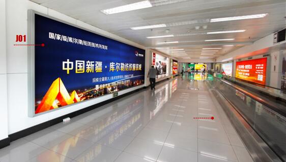 西宁曹家堡机场f3办票大厅旅客行走方向正迎面室内灯箱