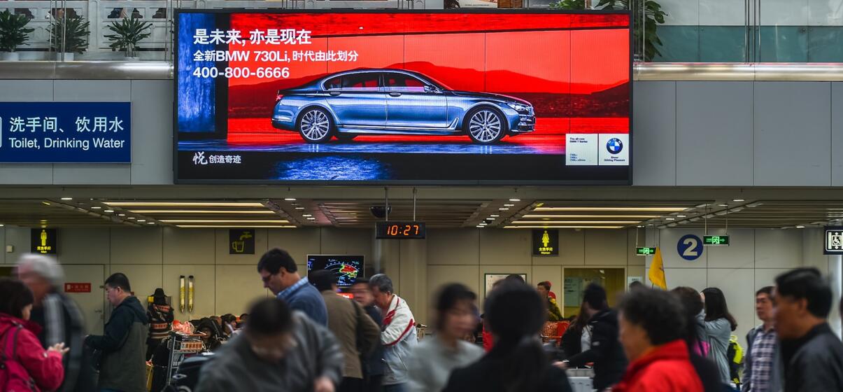 鄭州新鄭國際機場國內(nèi)行李廳電梯入口右側(cè)燈箱廣告