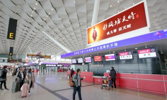 重庆江北机场t3航站楼到达候车厅正上方室内灯箱