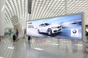 北京大兴国际机场F2层国内出发办票厅安检前悬挂led广告