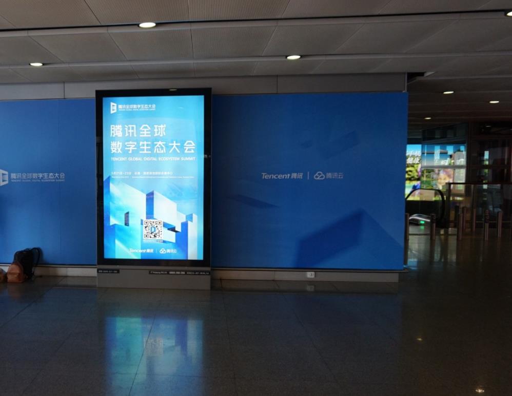 成都天府机场t2航站楼安检口上方悬挂led大屏