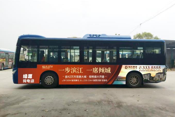  阿拉尔公交车身广告