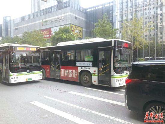 請問湖南省長沙市公交車車身廣告具體怎么收費（長沙公交車車身廣告）