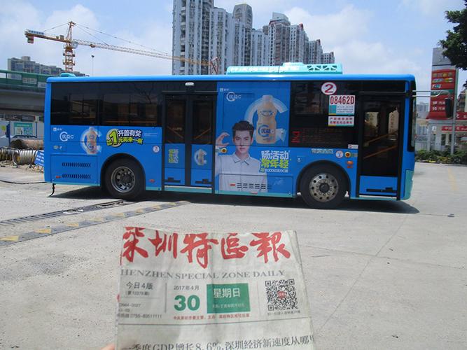  公交车大屏幕投放广告价格（公交车投屏广告多少钱）