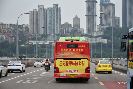 重庆公交车广告投放多少钱，公交车站牌广告多少钱一个月