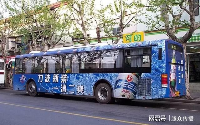 重慶公交車車身廣告收費標準，在公交車車身做廣告一年要多少錢