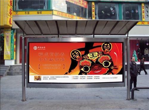  成都公交站台广告，为什么在公交车站装广告牌